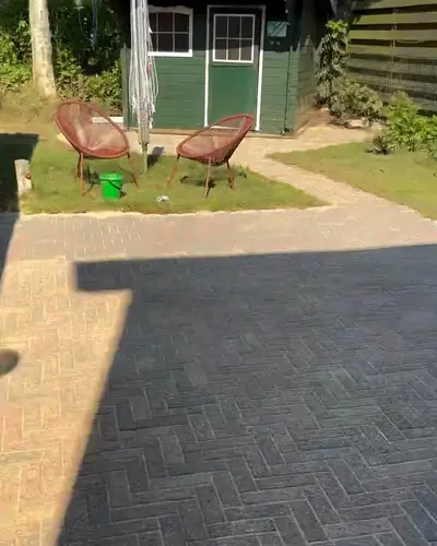 Voortuin en oprit in Middelstum na het reinigen
