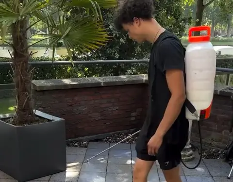 De coating wordt aangebracht met een rugsproeier