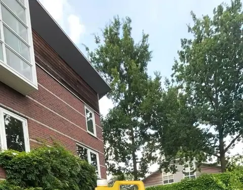 Een terras in Helpman wordt ingezeept met de foam cannon
