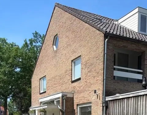 Met de turbonozzle wordt een oprit van rode klinkers schoongespoten